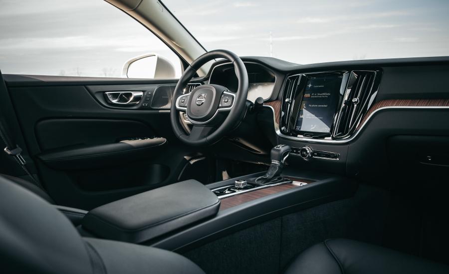 Интерьер Volvo S60 T5 Momentum 2018 года  (NA) (фото 13 из 41)